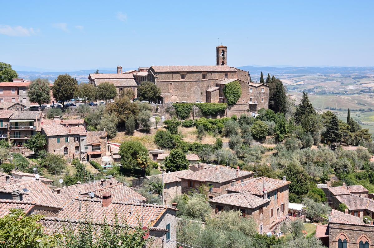 montalcino-val-dorcia-si-tuscany-italy-806173718_2127x1414